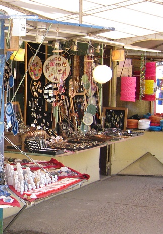 Pius-IX.-Strasse, Marktstand mit Figuren
                          aus Lapislazuli und Combarbalita, Schmuck,
                          Mobiles, Lampions etc., Nahaufnahme 02