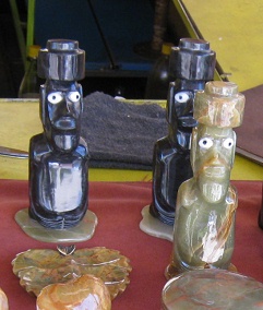 Osterinsel-Figuren aus Onix und Onixmarmor
                mit weissen Augen, Nahaufnahme