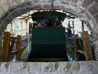 El funicular vertical en la estacin de
                          abajo "Po Nono"