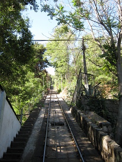 Carriles y cuerdas del funicular vertical
                          en el parque Metropolitano de Santiago de
                          Chile