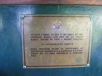 Una placa sobre una visita de un papa en
                          el funicular vertical