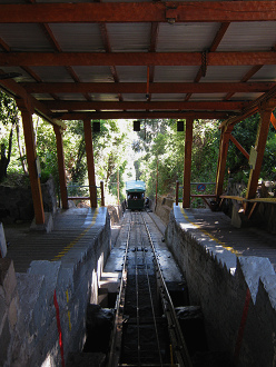 Die Standseilbahn fhrt wieder abwrts