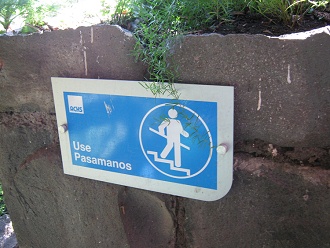 Placa indicando usar la baranda