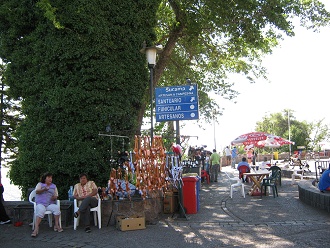 Verkaufsstnde und Wegweiser an der
                          Bergstation