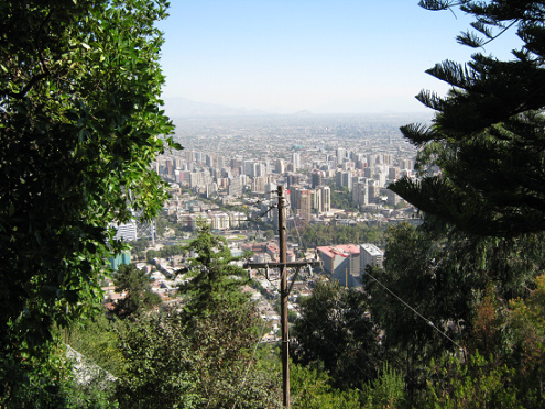 Aussicht auf das Zentrum von Santiago de
                          Chile mit seinen vielen Hochhusern. mit
                          Strommast im Vordergrund