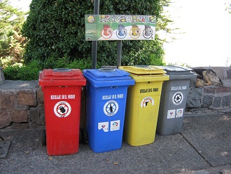 Separacin de basura con contenedores,
                          primer plano