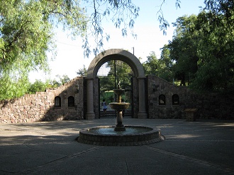 Jardn Botnico "Mapulemu", una
                fontana y la puerta principal