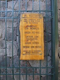 Jardn Botnico "Mapulemu",
                          placa con avisos