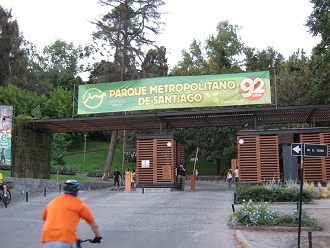 El peaje de la entrada con la placa,
                          vista de fuera