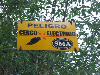 Avenida Valdivia, placa de advertencia
                          con alambres de corriente