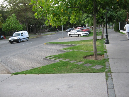 Valdivia-Allee, Schrgparkpltze mit
                          Rasen und Wegen