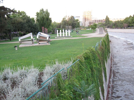 Parque de esculturas cerca del
                                  ro Mapocho