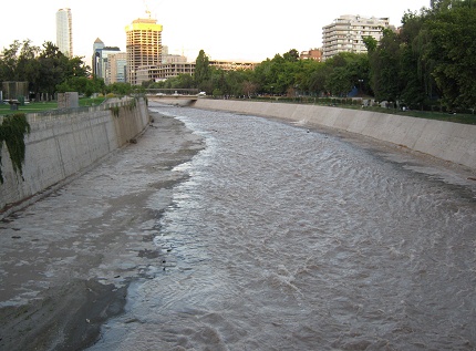 Sicht auf den Mapocho-Fluss neben
                                  dem Skulpturenpark