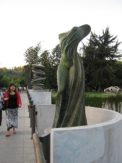 Frauenskulptur auf der Brcke