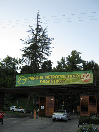 El peaje de la entrada con la placa,
                          vista de fuera con abeto