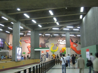 La estacin de la metro
                          "Baquedano" con un relieve en la
                          pared