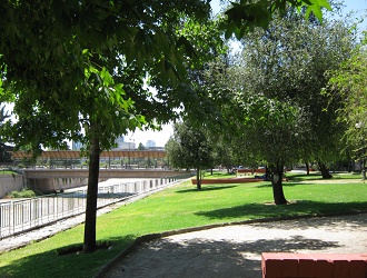 Park und Sicht auf
                                  die Brcke der Valdivia-Allee