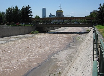 Sicht auf den Mapocho-Fluss und die
                          Brcke der Valdivia-Allee