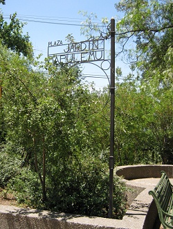 La escritura en fierro en la plaza de la
                          entrada del parque botnico
                          "Mapulemu"