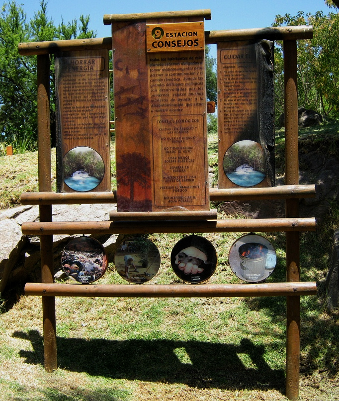 Placa grande describiendo la proteccin
                          del medio ambiente, primer plano