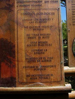 Placa grande describiendo la proteccin
                          del medio ambiente, primer plano 1