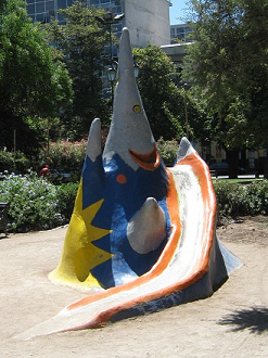 Parque infantil de la plaza
                                      Brasil, tobogn volcnico