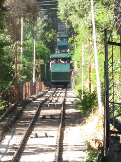 El funicular vertical en
                                      marcha