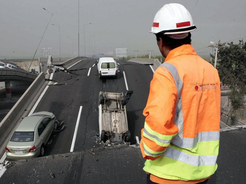 Santiago,
                Autobahnbrcke in Stcken mit Autos