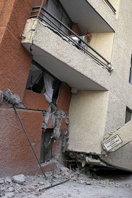 Abgeknickter Hausteil mit Balkon [8]