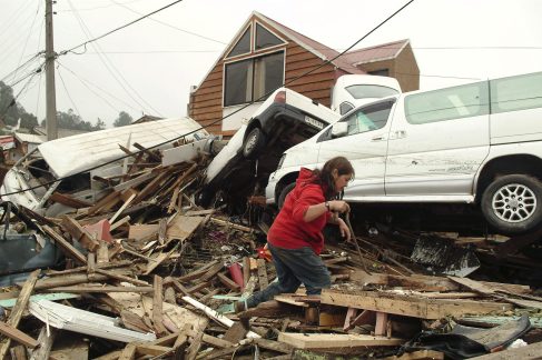 Dichato an
                der chilenischen Kste, Chaos nach Erdbeben und Tsunami
                [100]