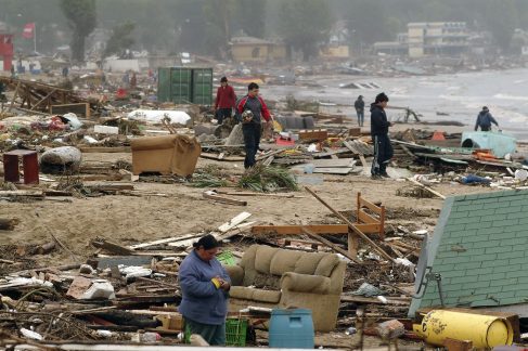 Dichato an
                der chilenischen Kste, Chaos am Strand nach dem Tsunami
                [101]