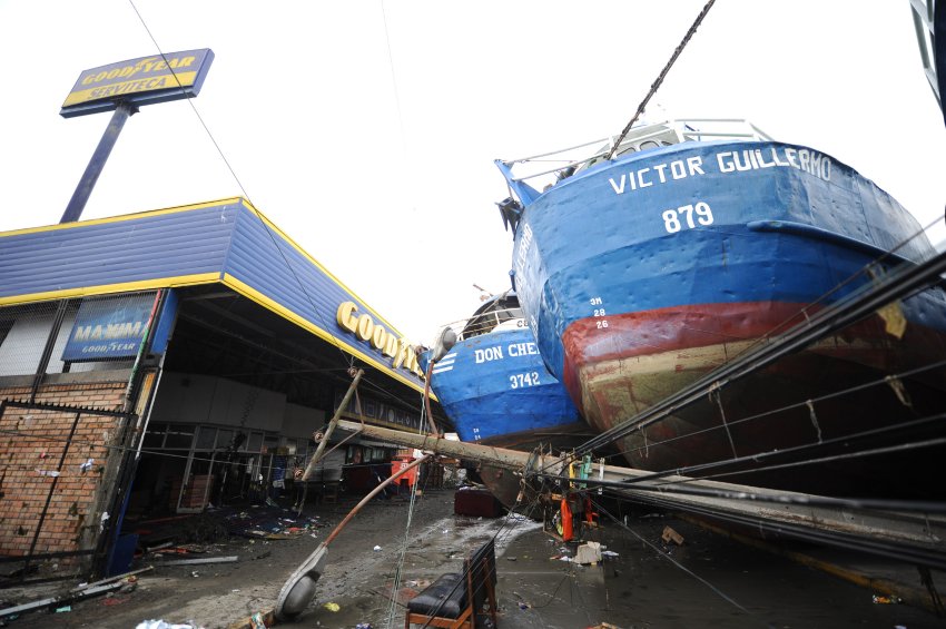 Talcahuano
                nach dem kleinen Tsunami nach dem Erdbeben vom
                27.2.2010, Fischerboote liegen in der Stadt herum [109]