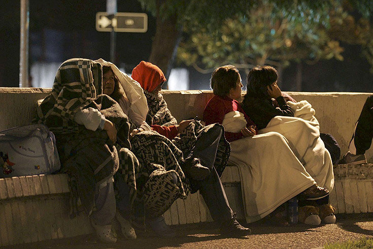 Einige
                Chilenen sind mit ihren Decken draussen auf einer Bank
                [A6]