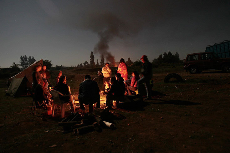 Mulchen,
                bei einem Lagerfeuer auf freiem Feld warteten diese
                Chilenen die Nachbeben ab [A15]