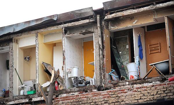 Casa sin
                  pared, se ve los cuartos, foto tomado en Chile despus
                  del terremoto del 27/2/2010 [6]