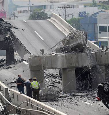 Regin de
                  Santiago: Las columnas del puente de autopista estn
                  solas [9]