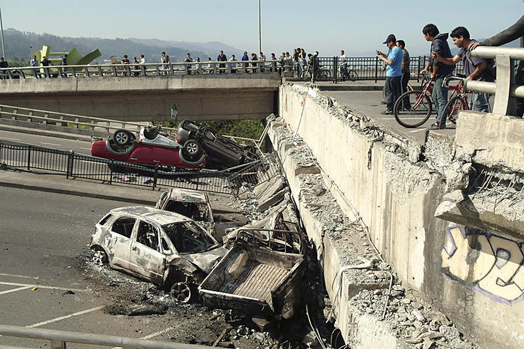 Concepcin:
                Eine Autobahnbrcke ist auseinandergebrochen und
                abgesackt mit Autos und Velofahrern [13]