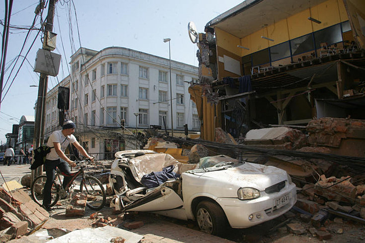 Un auto
                  destruido en una calle de escombros, foto tomado en
                  Chile despus del terremoto del 27/2/2010 [15]