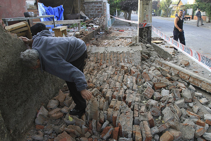 Un muro
                  de ladrillos cado en Chile, foto tomado despus del
                  terremoto del 27/2/2010 [16]