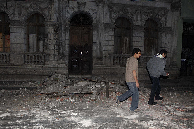 Santiago,
                  calle de escombros [22]