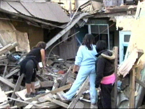 Santiago,
                  pequeas casitas destruidas por el terremoto en Chile
                  del 27/2/2010 [27]
