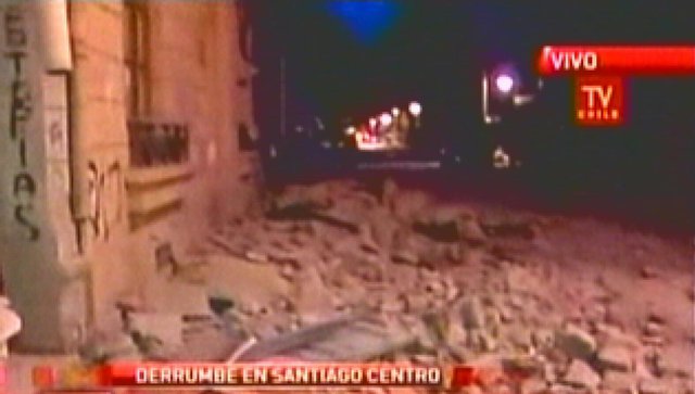 Centro de
                  Santiago con calles de escombros [28]