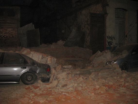 Santiago,
                  centro, calle de escombros con autos demolidos [30]