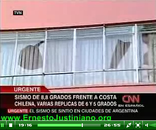 Herausgesprungene
                        Fensterscheiben nach dem Erdbeben vom 27.2.2010
                        in Chile [71]