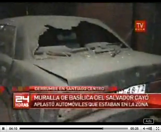 Santiago,
                  piedras de muros de la Basilica del Salvador
                  destruyendo autos (01) [83]