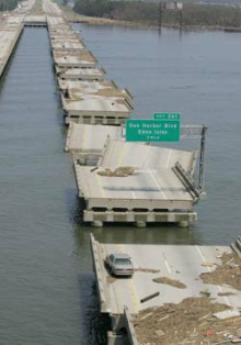New
                Orleans, auseinandergebrochene Autobahnbrcke nach
                Hurrikan Kathrina