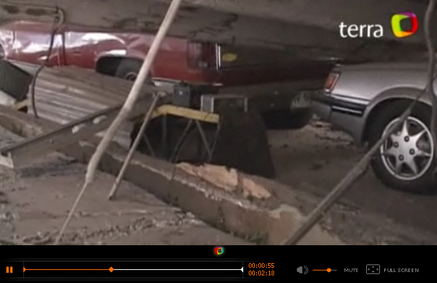 Valparaiso,
                die Betondecke einer Autoreparaturwerkstatt macht acht
                Autos platt [103]