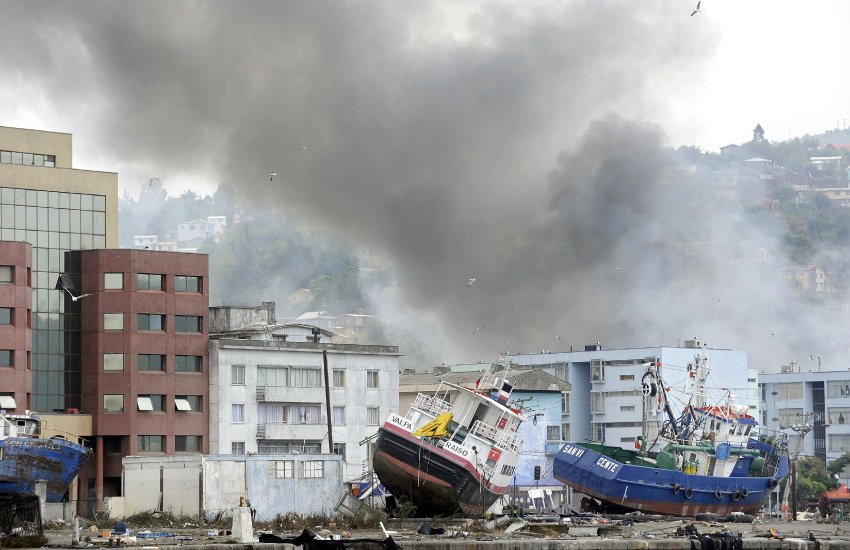 Auswirkungen des kleinen Tsunami in Talcahuano,
                Fischtrawler sind auf der Promenade des Freihafens
                gelandet [107]