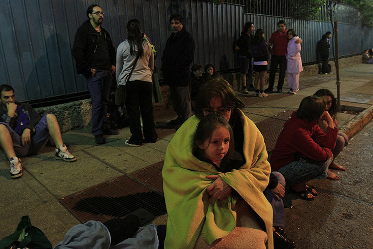 Chilenos
                  jvenes esperando afuera en una acera [A4]