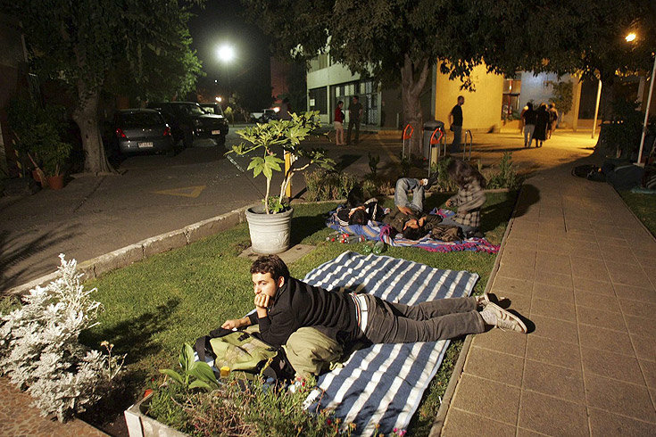 Santiago,
                Chilenen in Parks auf Decken [A7]